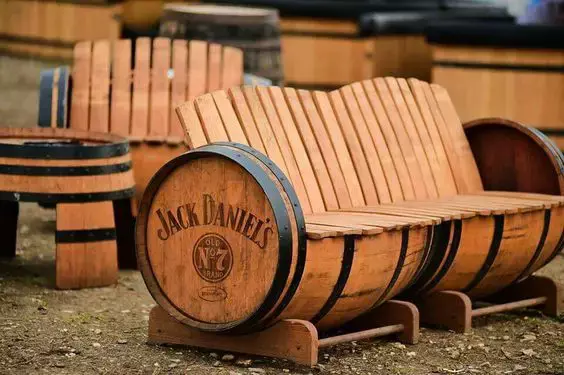 Diseños de Muebles Hechos con Bobinas de Madera Reciclada