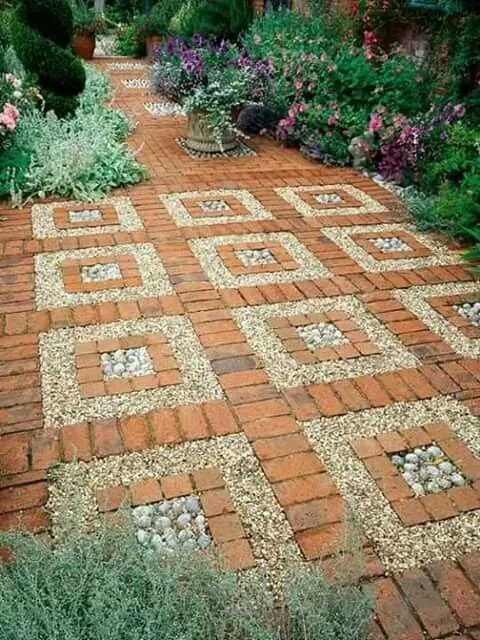 Ideas para Tener un Camino de Ladrillos en el Jardín